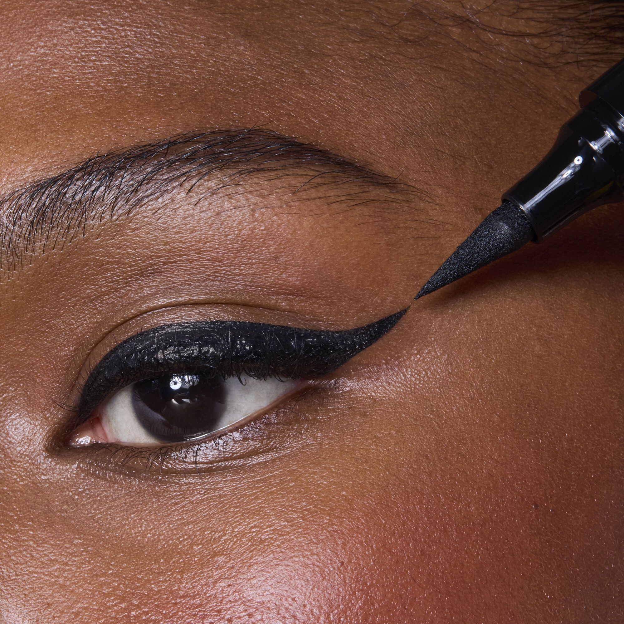 81217_WIDE_GLIDE_EYELINER_PEN_MOM_BLACK_TSHECA_0128_v3.jpg