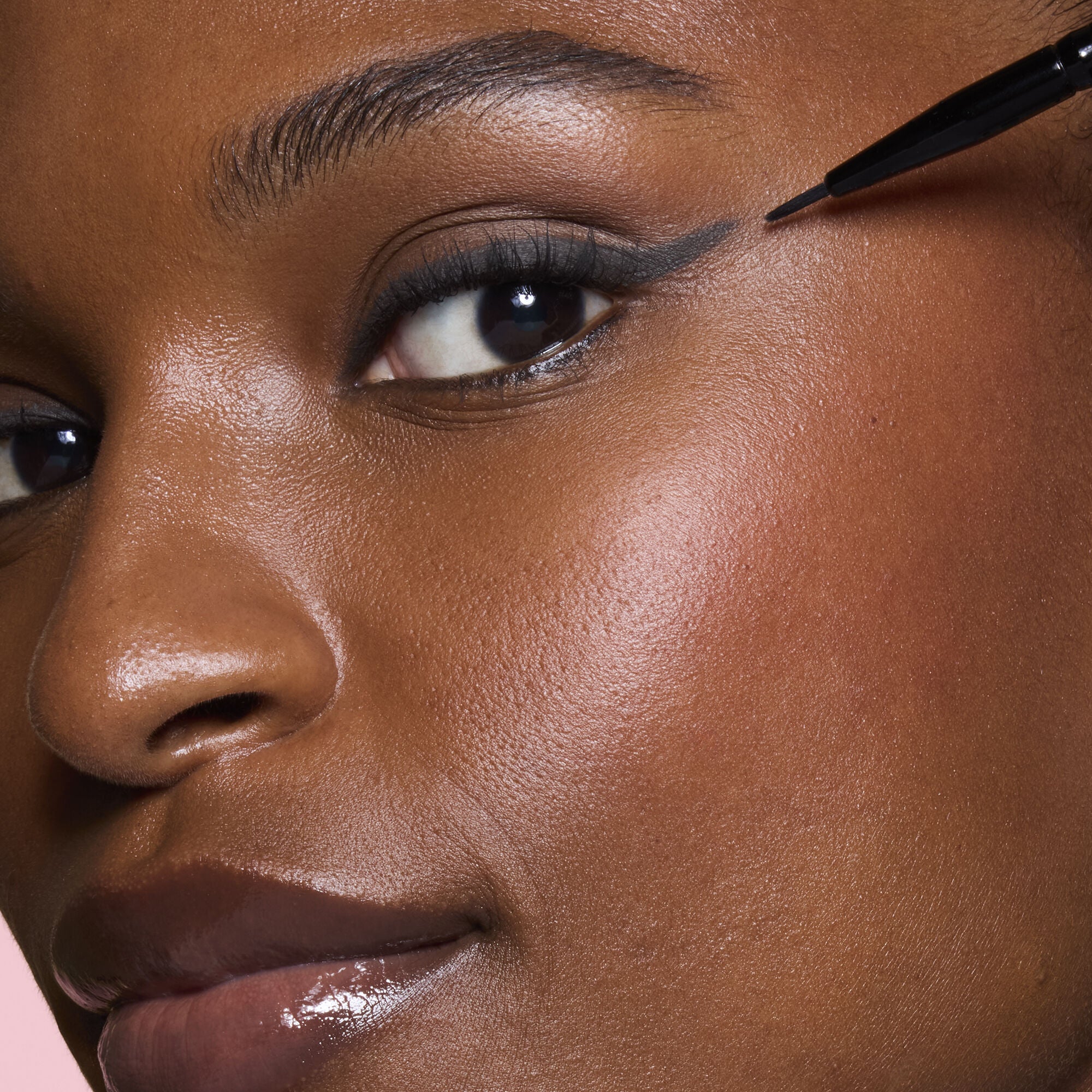 81915_ULTRA_FINE_EYELINER_BRUSH_TOOL_SHOT_MOM_TSHECA_0120_v2.jpg