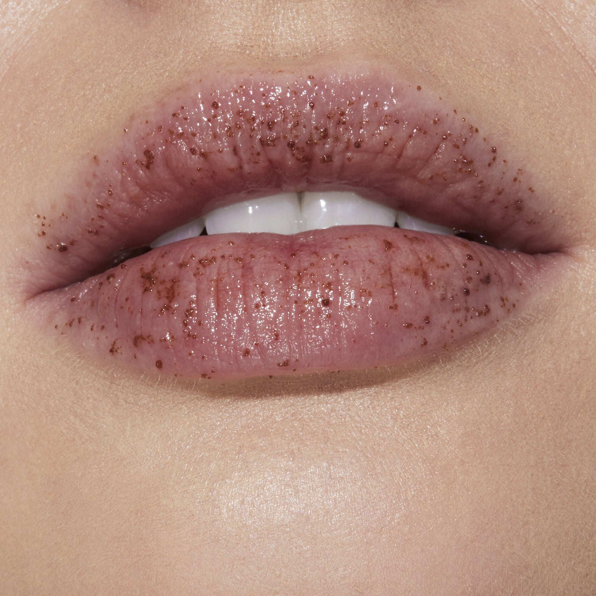 83475_LipExfoliator_BrownSugar_Cari_0014.jpg