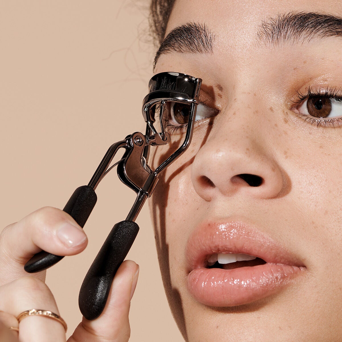 84067_ProEyelashCurler_Model.jpg