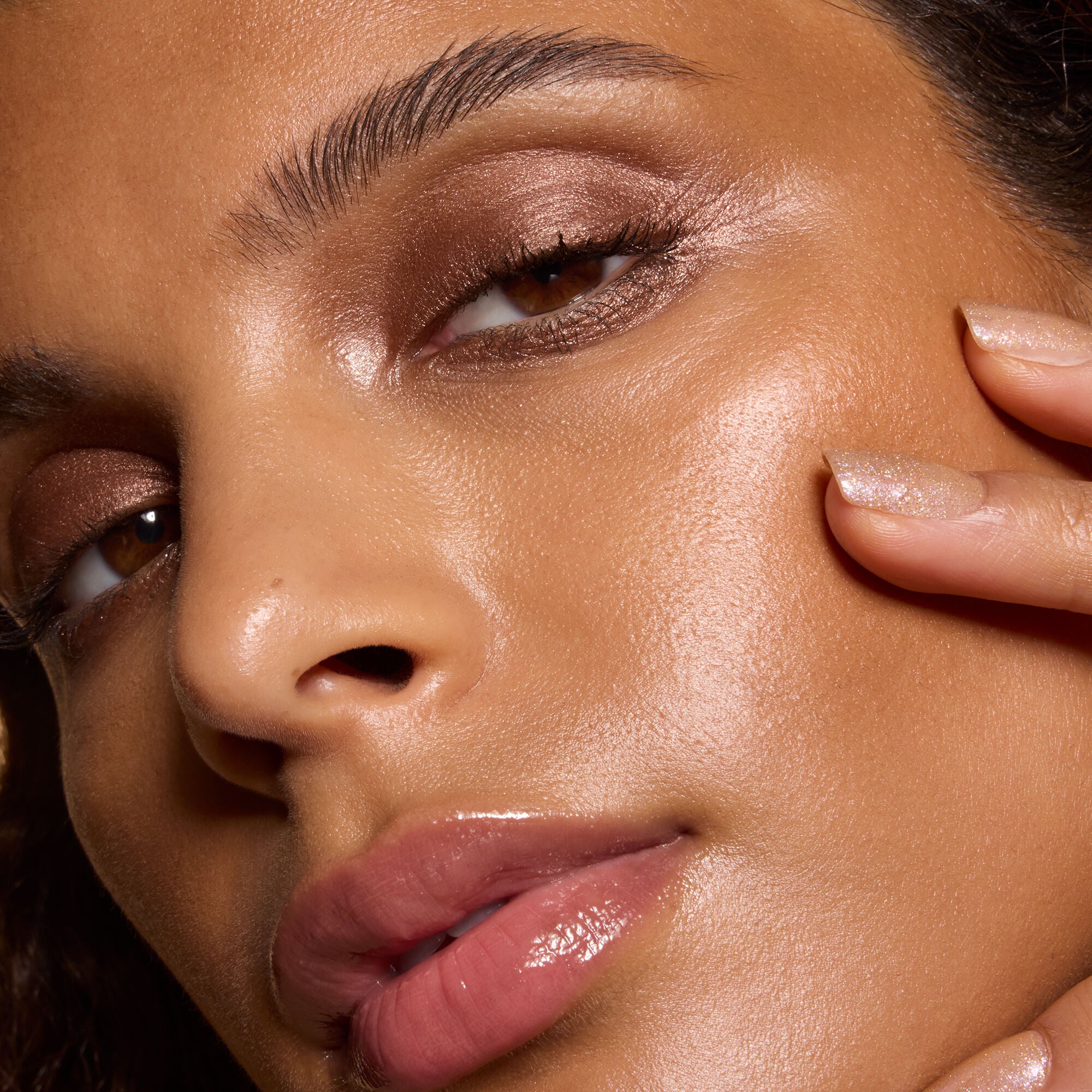84887_PERFECT_10_EYESHADOW_PALETTE_LOOK_120_DAYTIME_LILLY_0097_V2.jpg